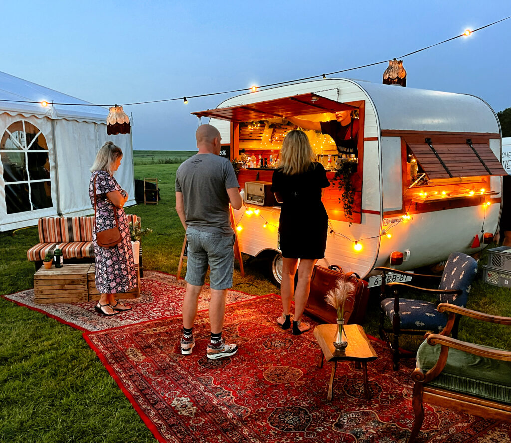 cocktailbar op jubileum met gezellige decoratie