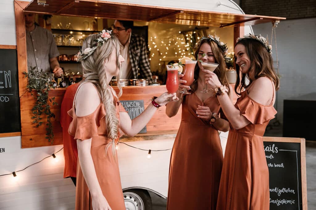 Mobiele cocktailbar op bruiloft met bruidsmeisjes