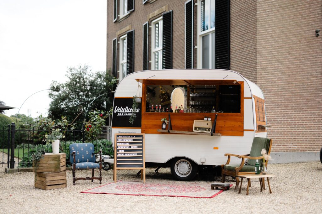 Mobiele cocktailbar op bruiloft