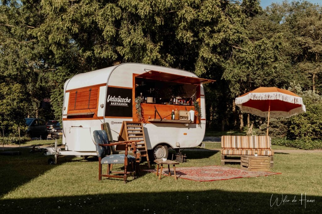 Mobiele cocktailbar op bruiloft in zon
