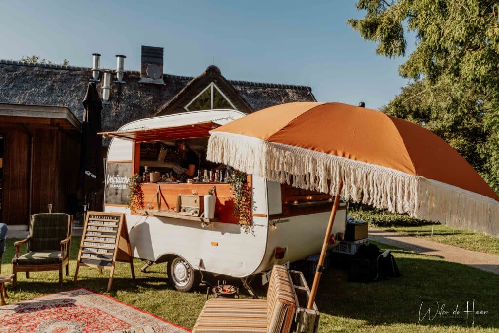 vintage mobiele cocktailbar op bruiloft