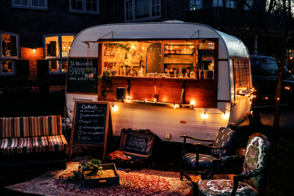 Caravanbar in de avond