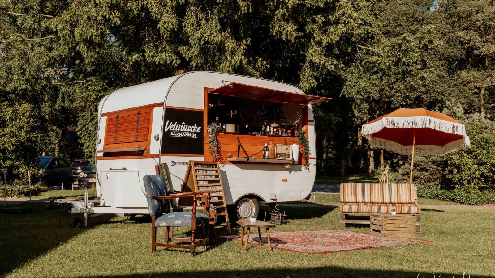 Mobiele cocktailbar op bruiloft in zon