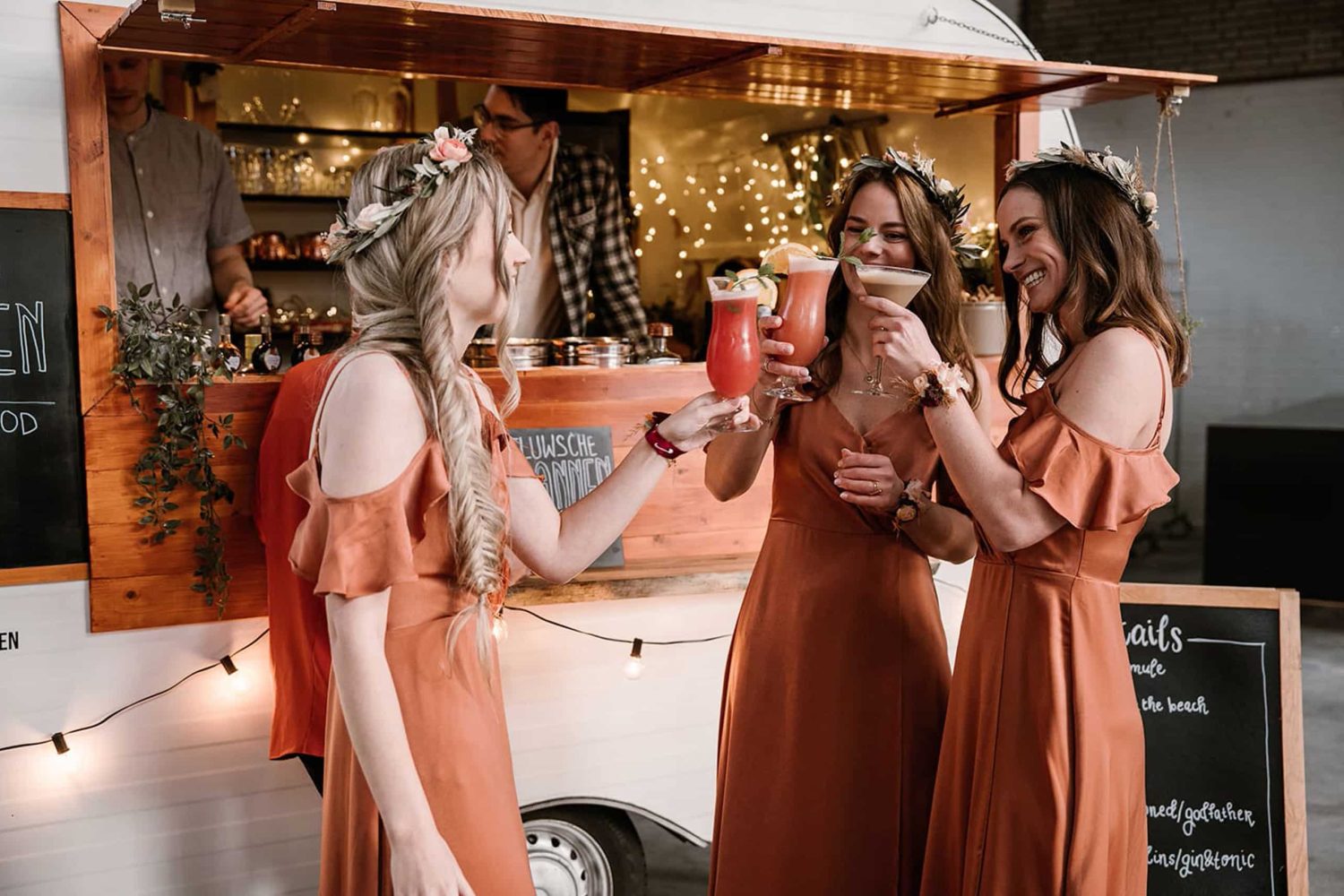 Mobiele cocktailbar op bruiloft met bruidsmeisjes