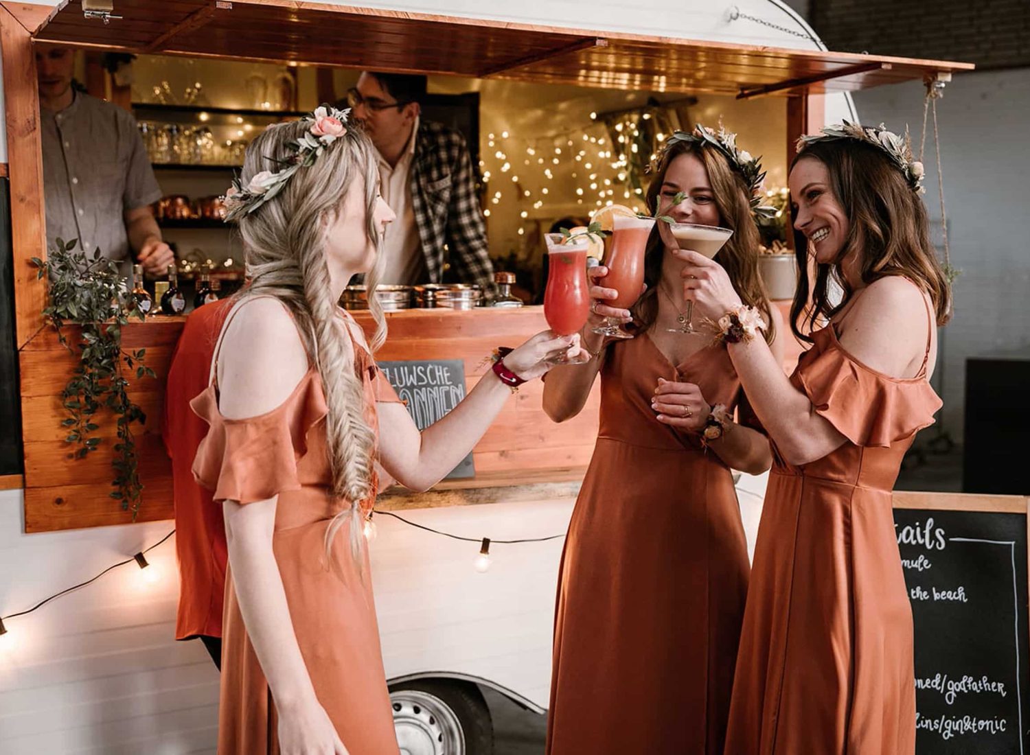 Mobiele cocktailbar op bruiloft met bruidsmeisjes